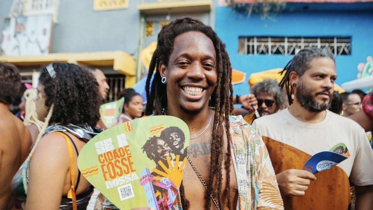 Banho de Mar à Fantasia em Salvador: Um espetáculo de cores, cultura e ativismo urbano.