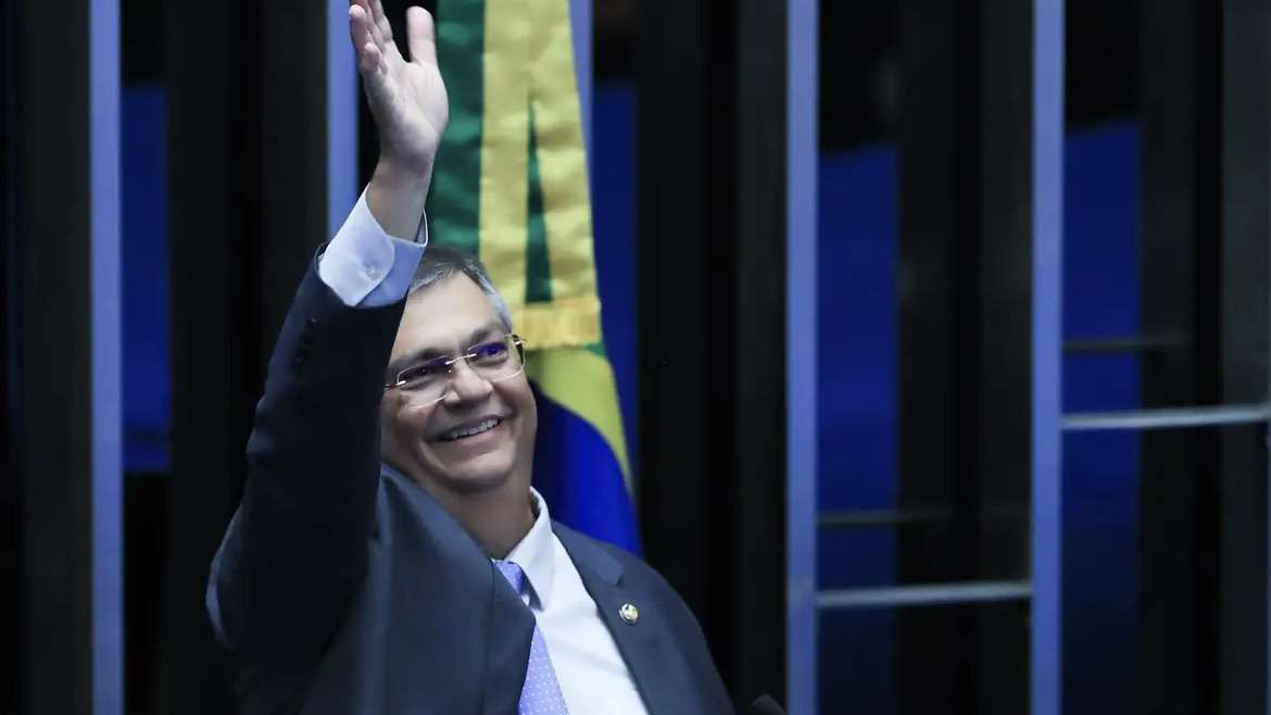 Senador Flávio Dino promete atuar pela harmonia dos poderes em despedida do denado.