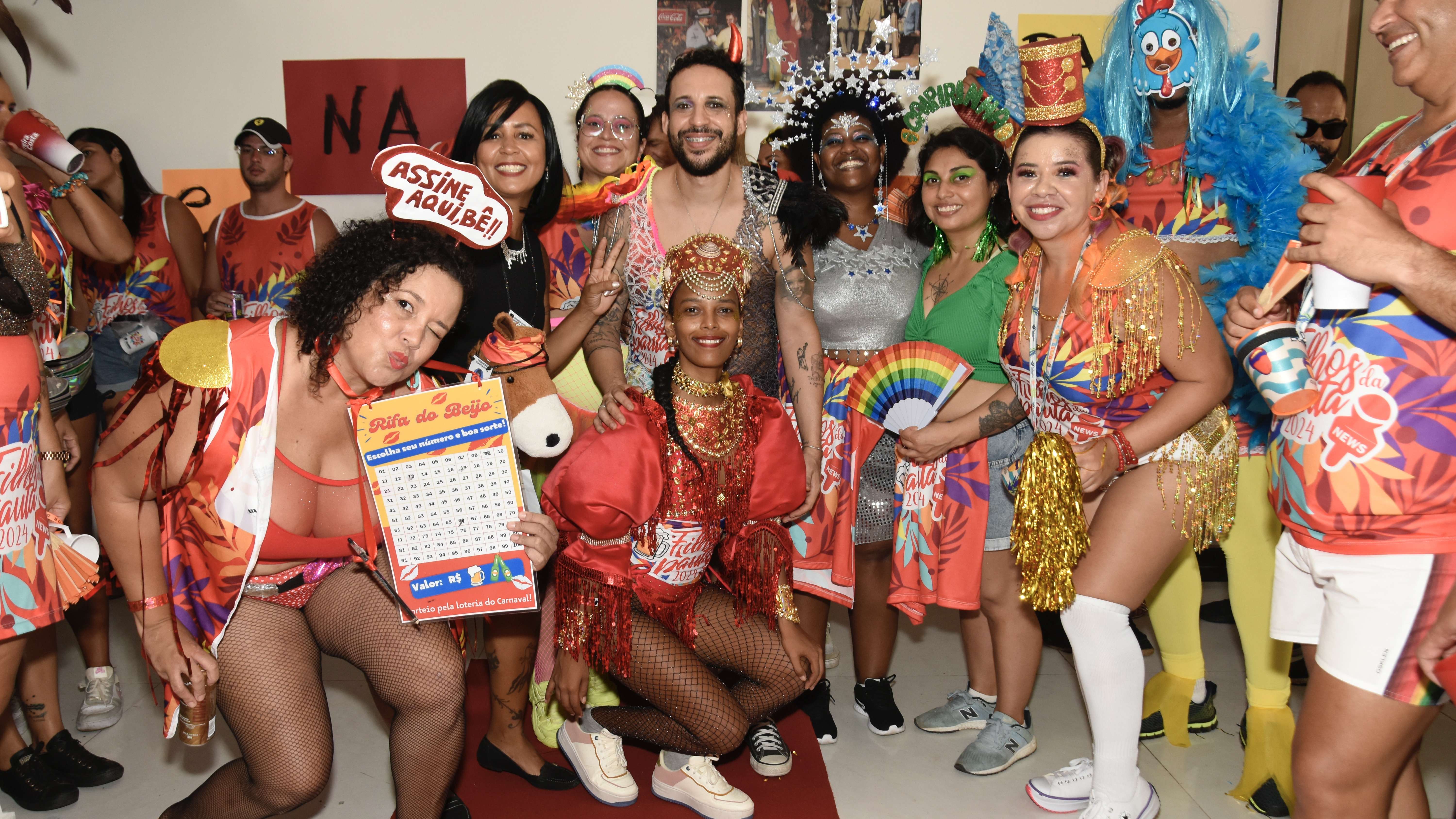 Jornalistas celebram o Carnaval em esquenta no furdunço em Salvador.