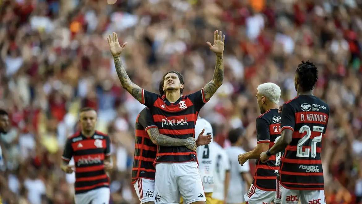 Flamengo celebra vitória em partida contra o volta redonda durante o Carnaval no Maracanã