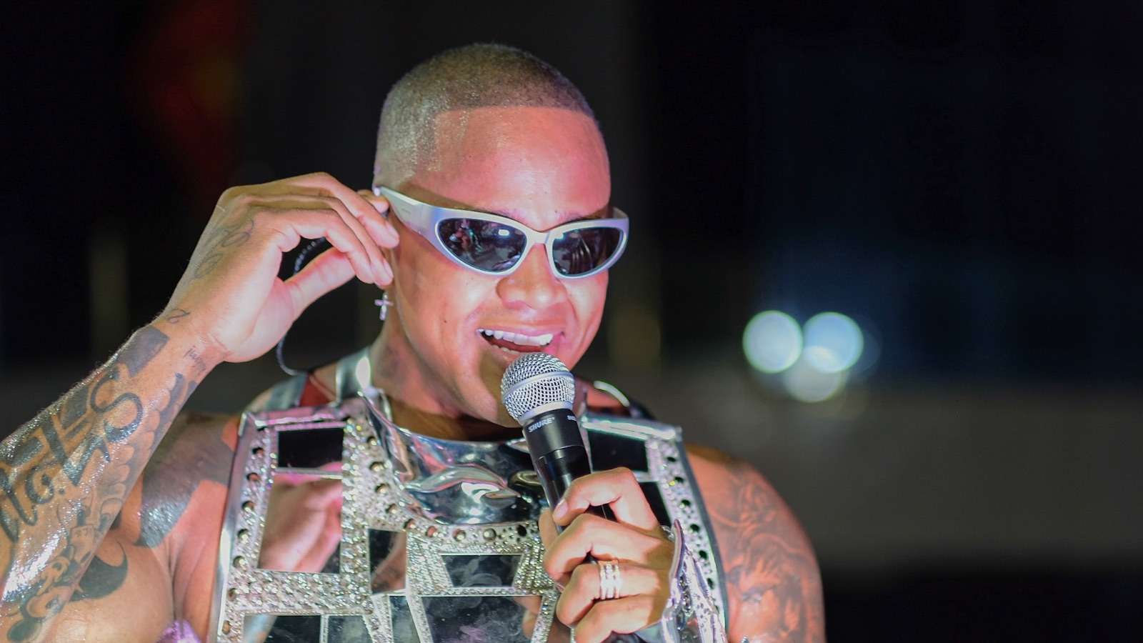 Léo Santanna brilha no Carnaval de Salvador uma noite de futurismo e alegria