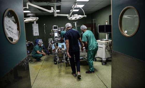 Violência em Gaza evacuação de hospital e interrupção de ajuda alimentar agravam crise humanitária