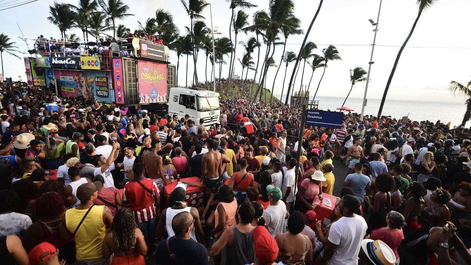 Uma década de alegria e música no Carnaval antecipado de Salvador.