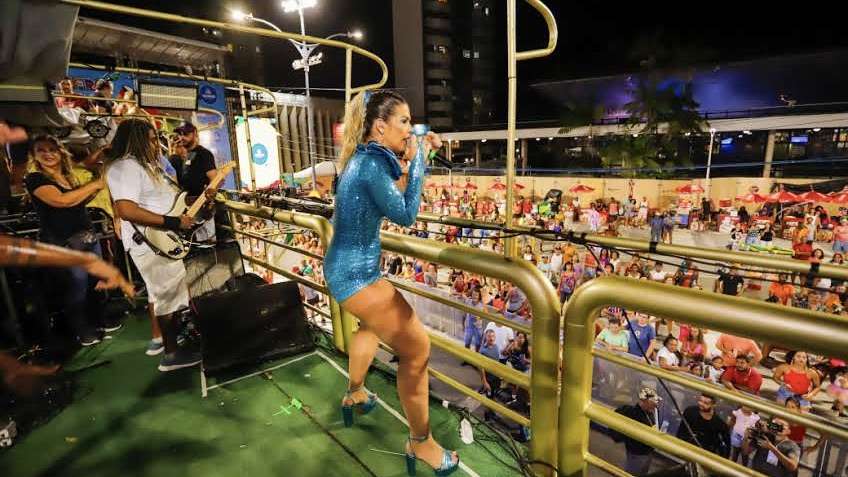 Viviane Trípodi eleva o espírito carnavalesco com sua performance no Campo Grande