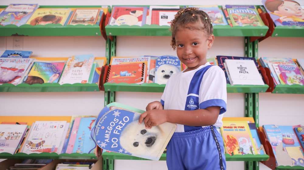 O movimento intenso marcou o primeiro dia de aula nas escolas da rede municipal de ensino de Salvador, com alunos novos e veteranos sendo acolhidos em um ambiente educativo renovado.(Foto. Lucas Moura .
