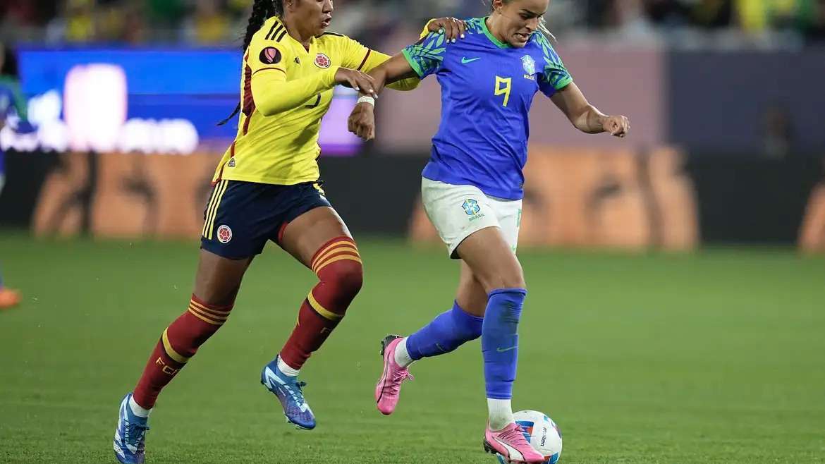 Seleção feminina brasileira de futebol conquista vitória crucial na Copa Ouro, garantindo vaga nos mata-matas