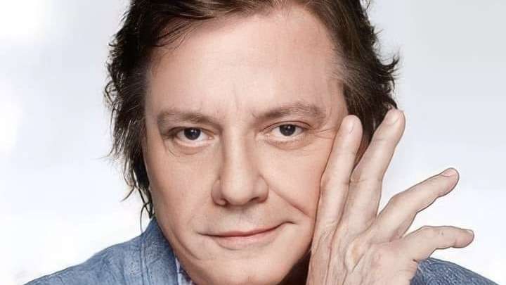Fábio Jr. emociona público com turnê "Bem Mais que Os Meus 20 e Poucos Anos" no armazém convention.