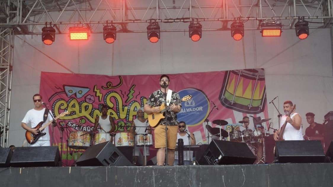 Carnaval nos bairros, descentralização e celebração pela cidade de Salvador.