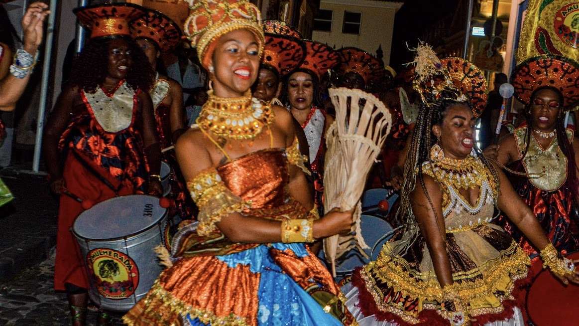 Bloco Afro A Mulherada celebra a divindade Nanã com homenagem na avenida.