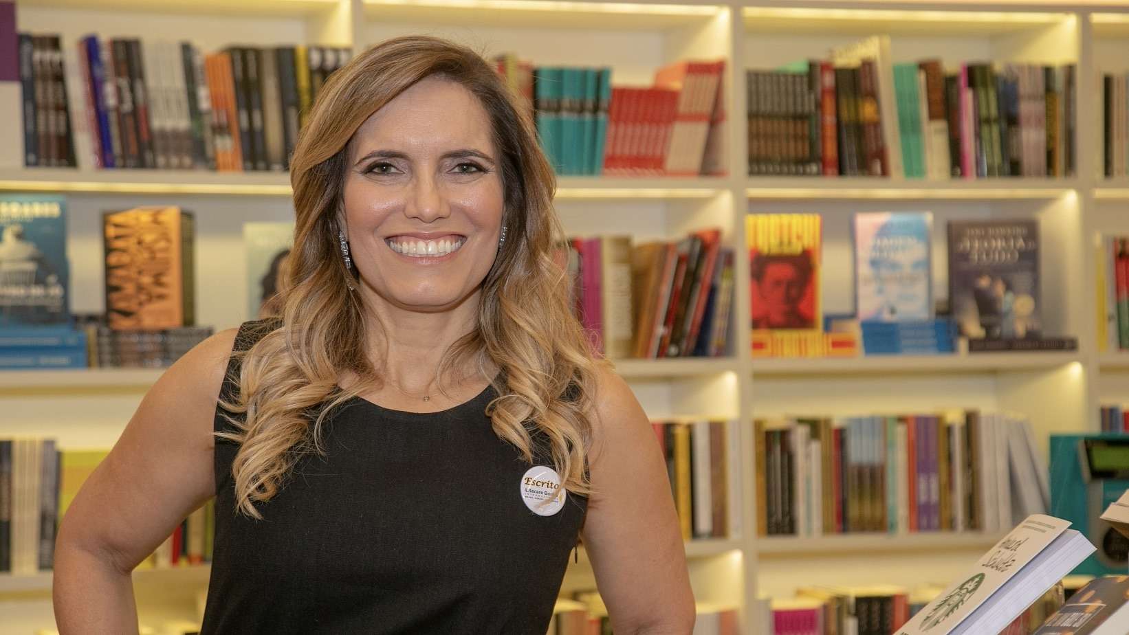 Jornalista baiana Monique Melo é premiada com o Prêmio Mulher Notável