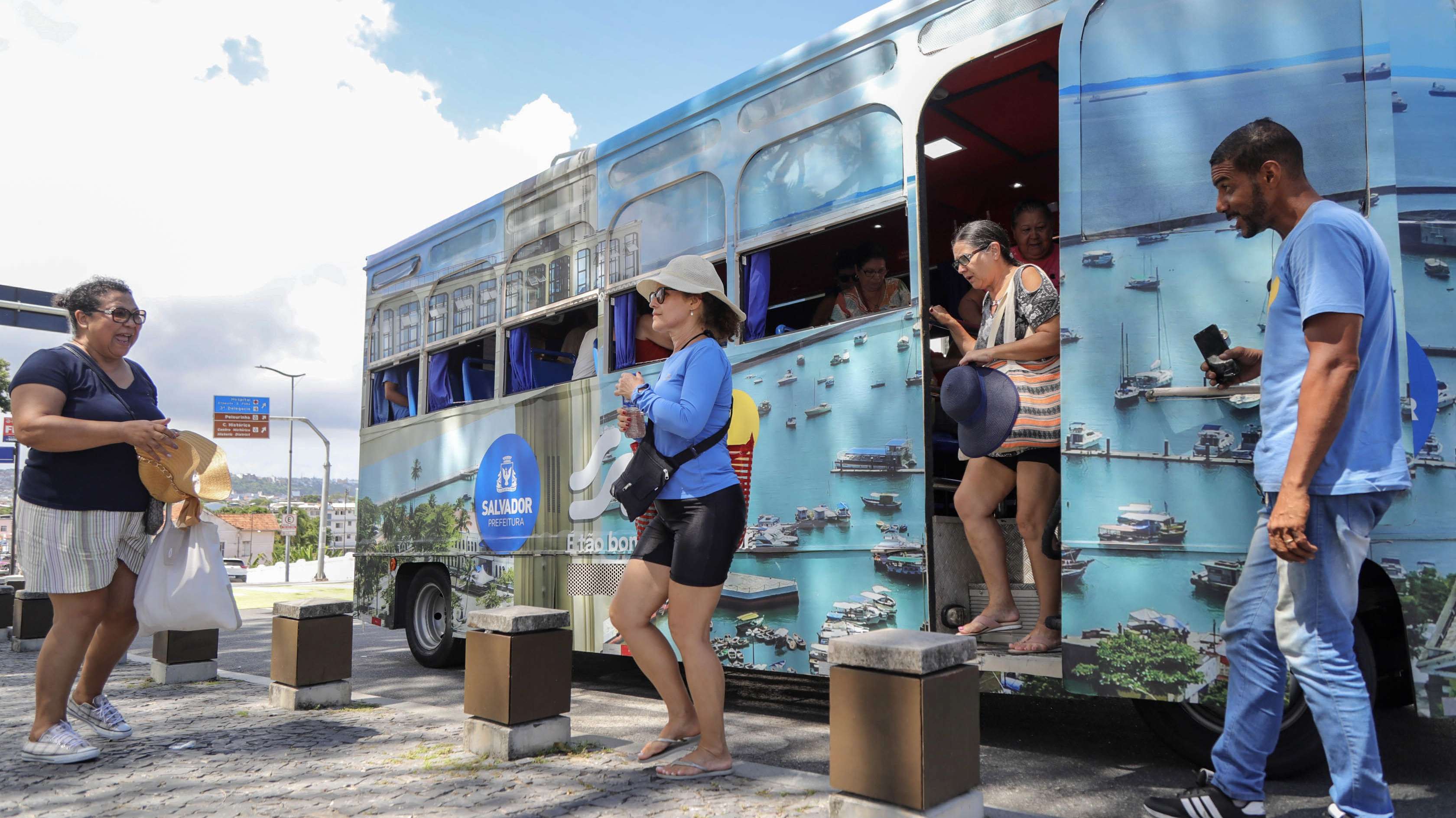 Bondinho baiano encanta turística com tour pelos pontos emblemáticos de Salvador