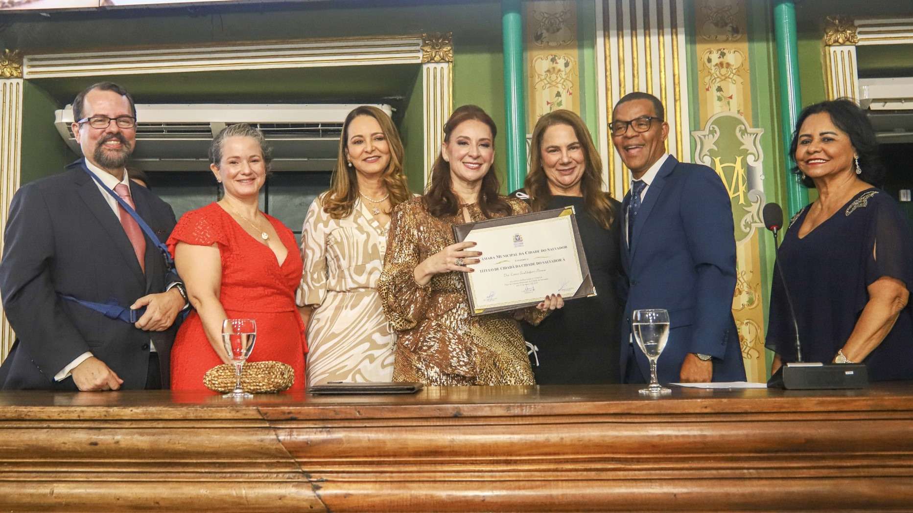 A emotiva condecoração da juíza do TJBA recebe título de cidadã soteropolitana