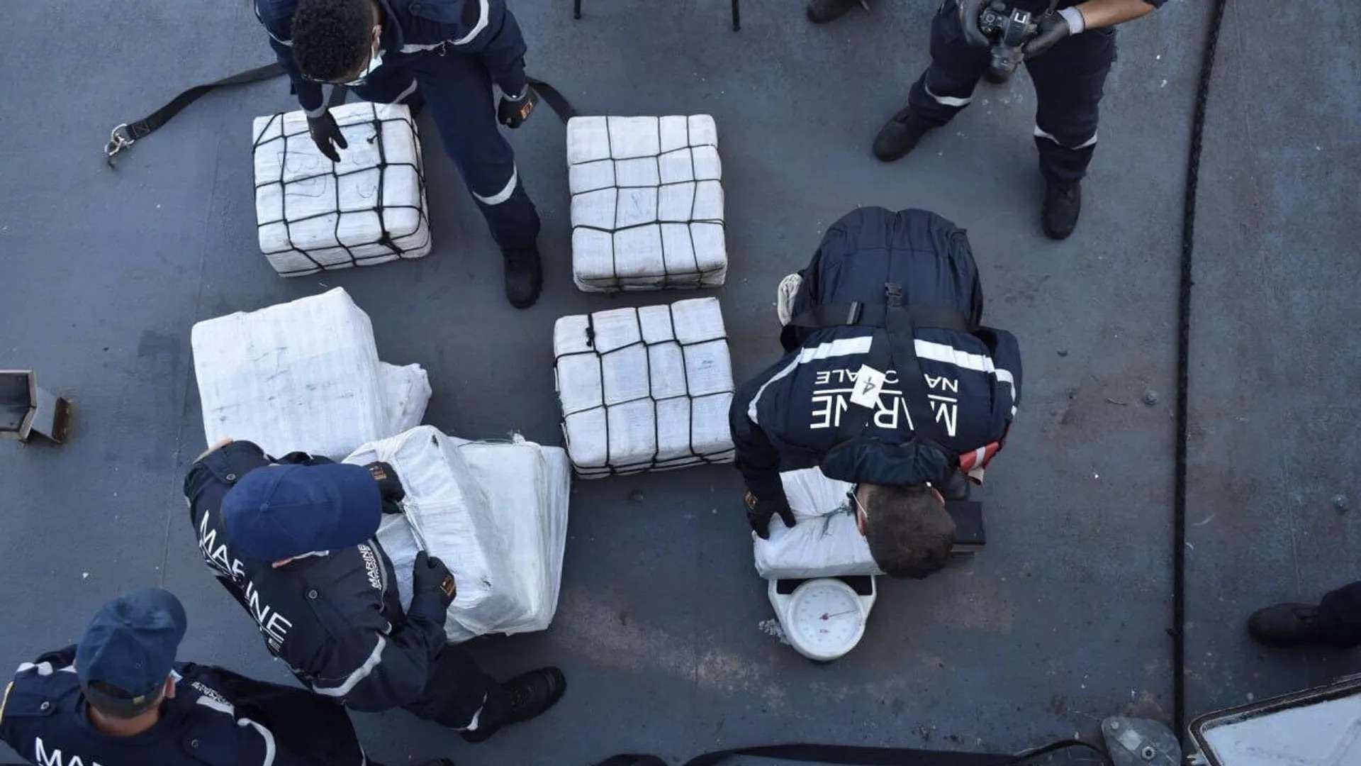 Marinha Francesa apreende 10 toneladas de cocaína em navio com bandeira brasileira na África com apoio da Polícia Federal