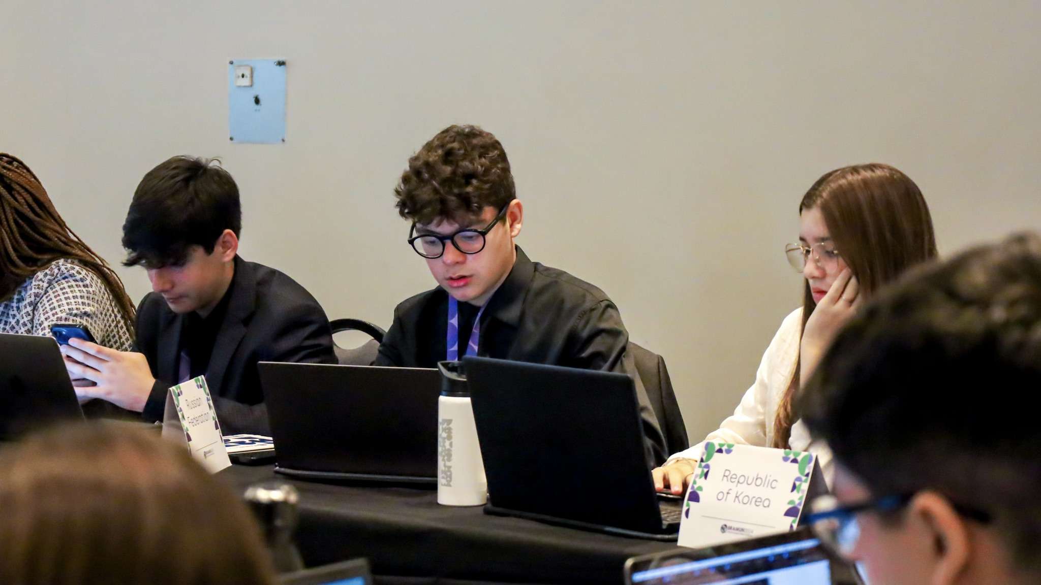 Alunos da Pan American School of Bahia se destacam na conferência acadêmica das Nações Unidas