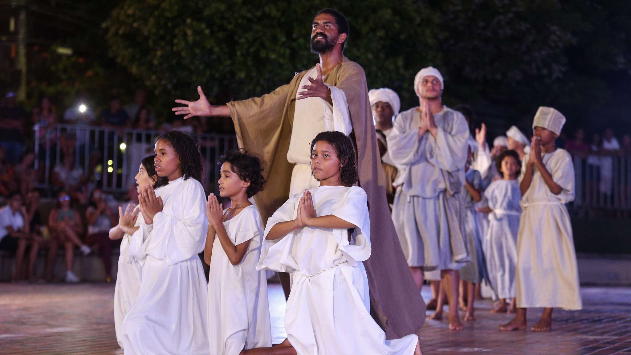 Paixão de Cristo da Bahia um espetáculo de fé e emoção na Praça da Matriz, em Lauro de Freitas