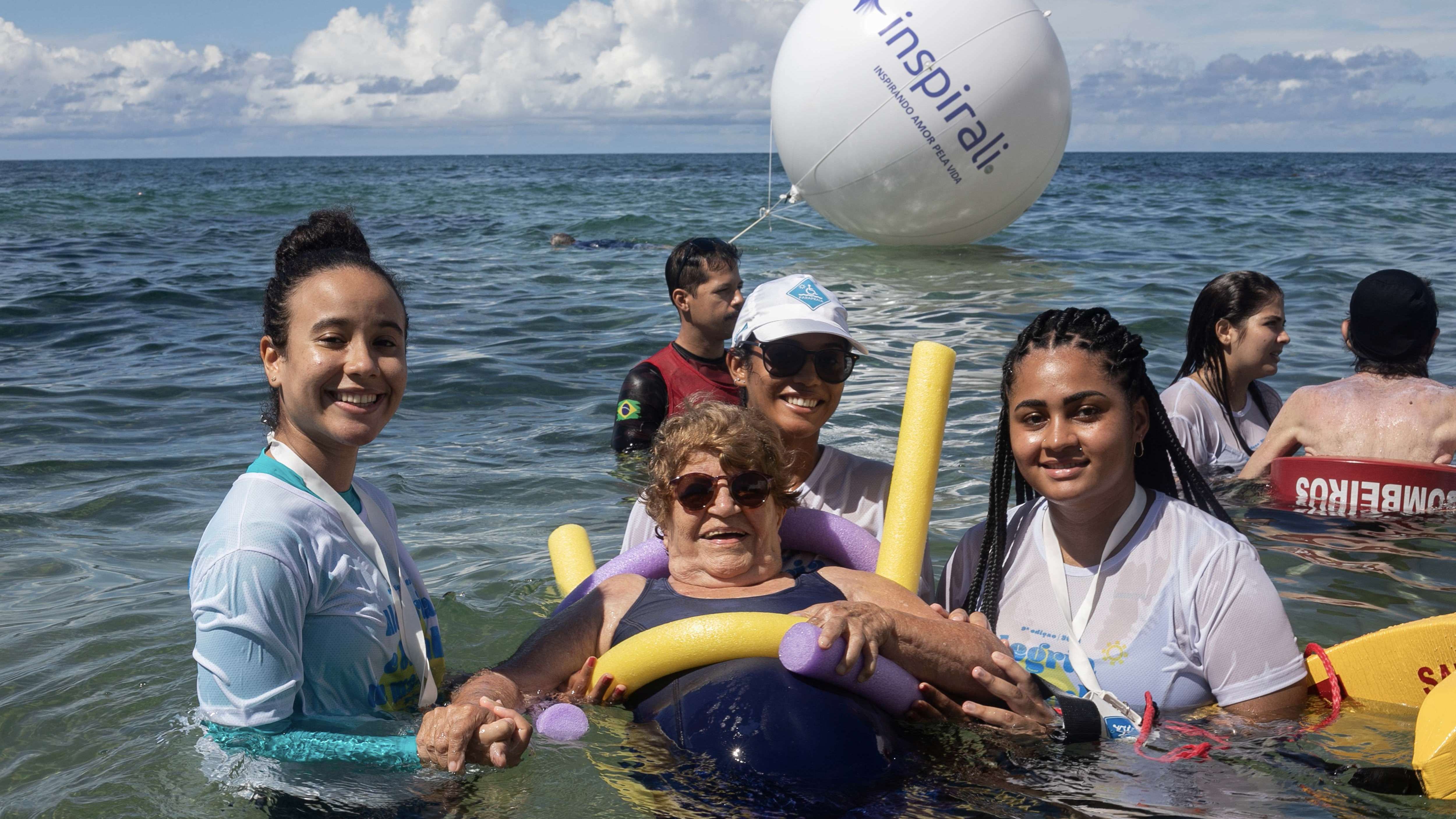 ParaPraia encerra com participação recorde em banho assistido para pessoas com deficiência em Salvador