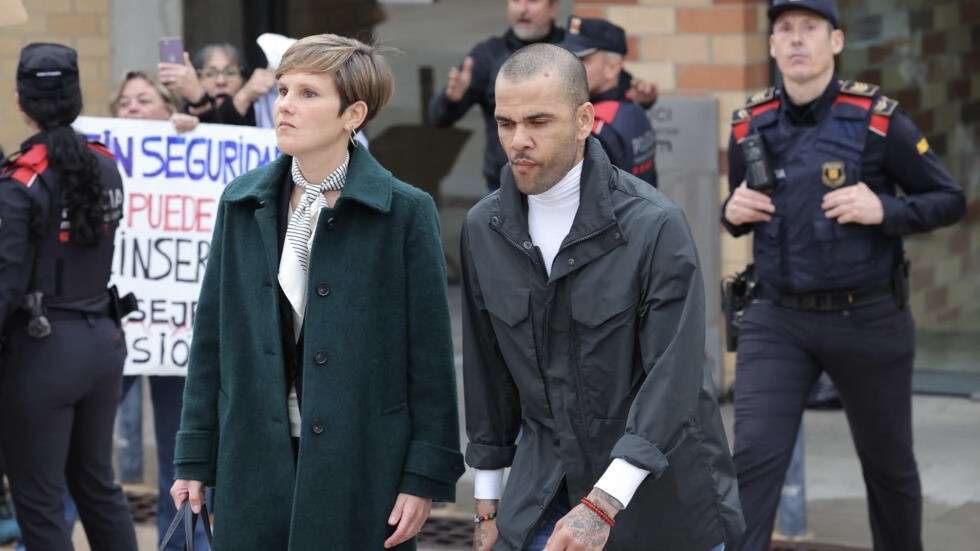 Daniel Alves recupera a liberdade após pagamento de fiança.
