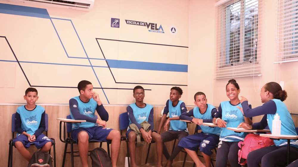 Prefeitura de Salvador e Yacht Clube promovem aulas de canoagem e vela para alunos da rede municipal