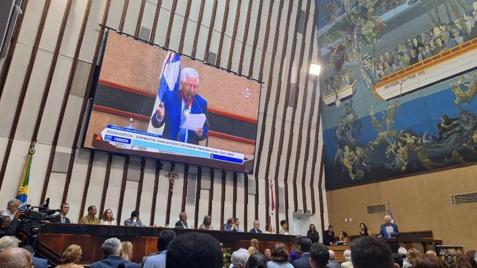 Olival Freire, Ex-Pró-Reitor da UFBA, recebe comenda 2 de Julho da ALBA