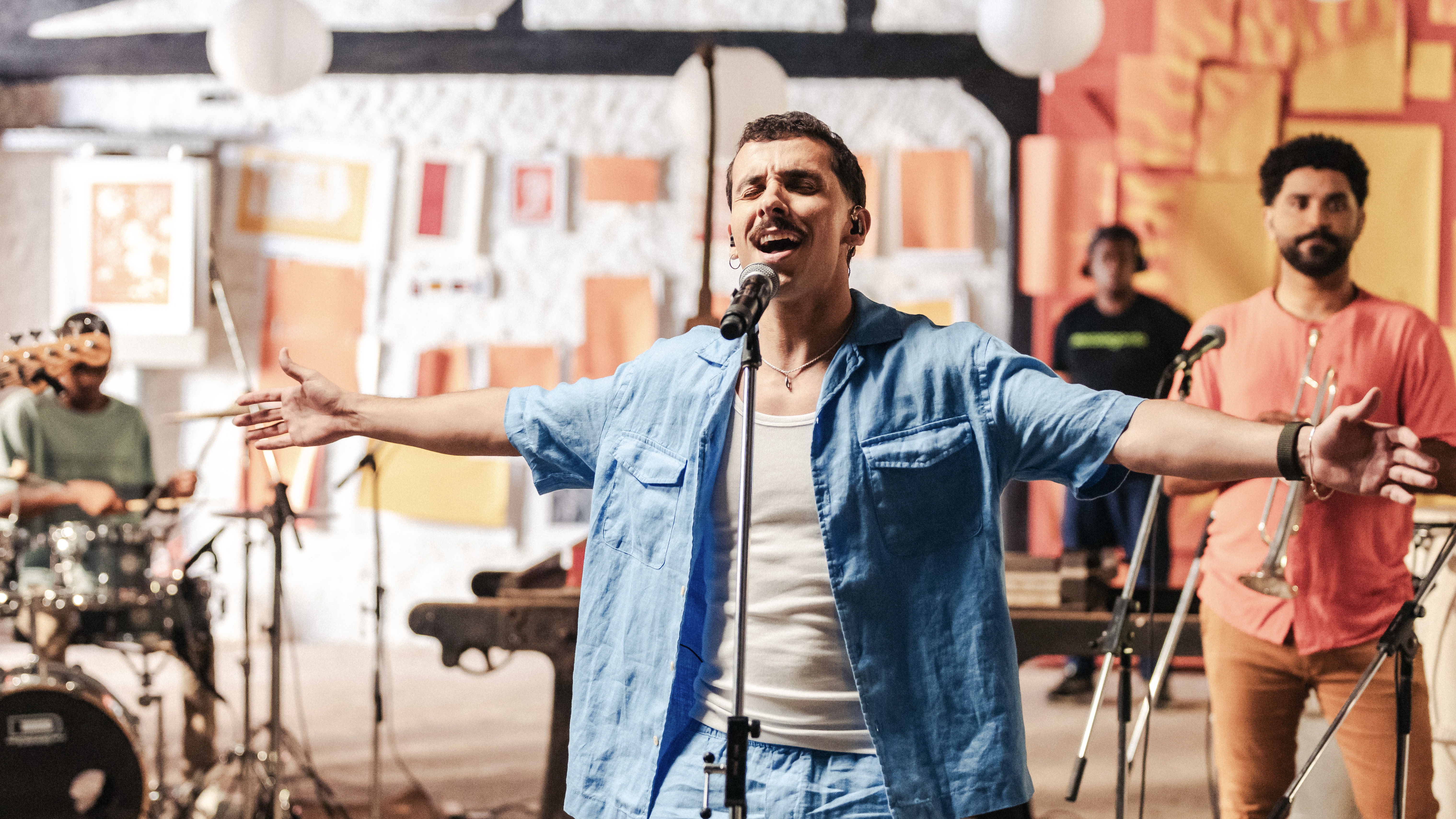 Tiri lança novo EP autoral pela UBAQUE após destaque em eventos musicais.