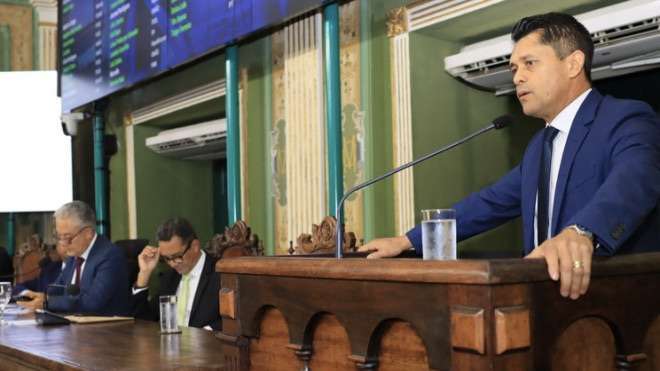 Vereadores licenciados retornam e conselheiro tutelar pede melhorias na Câmara Municipal.