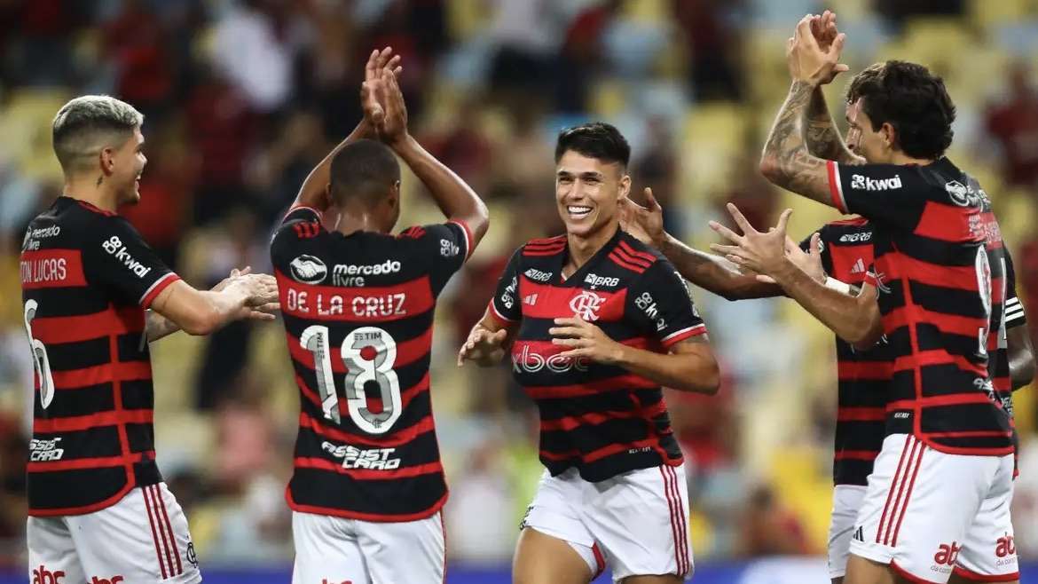 Flamengo derrota São Paulo e assume liderança do Brasileiro.