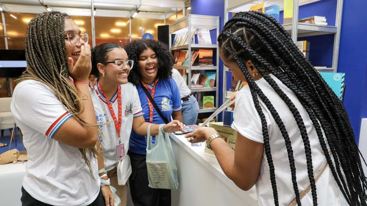 Distribuição de vales-livro impulsiona leitura na Bienal do Livro Bahia 2024