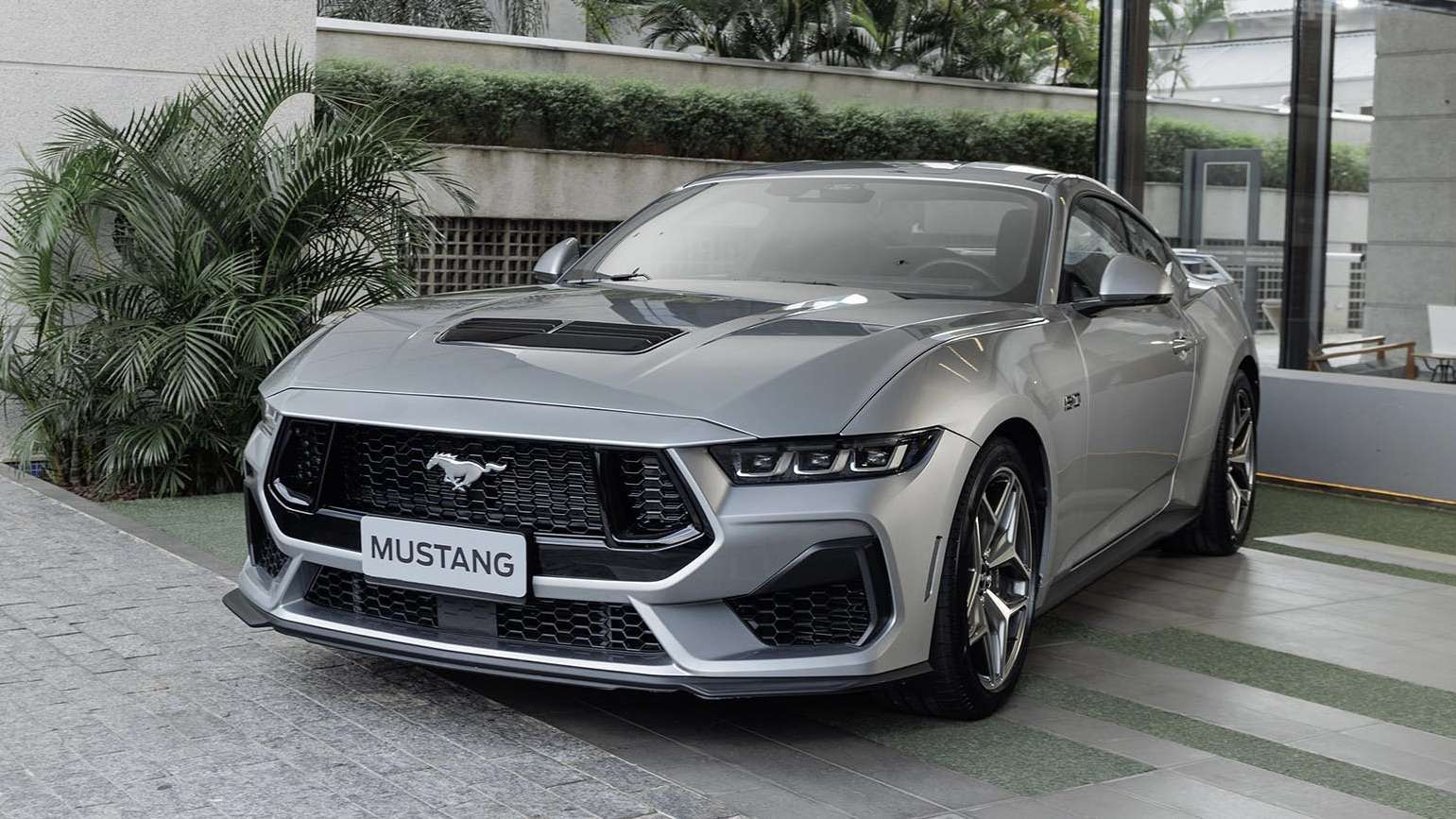 Ford celebra 60 anos do Mustang com doação de carro e álbum de figurinhas exclusivo