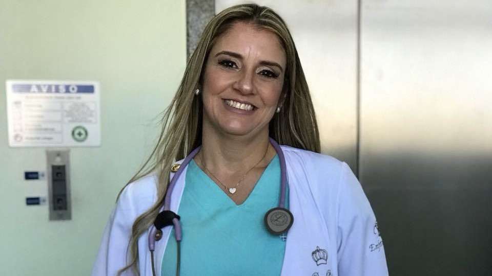 Alerta sobre os riscos dos cigarros eletrônicos, profissional de saúde adverte para os perigos do uso.