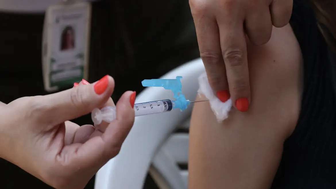 A importância da vacina para evitar casos graves da dengue.