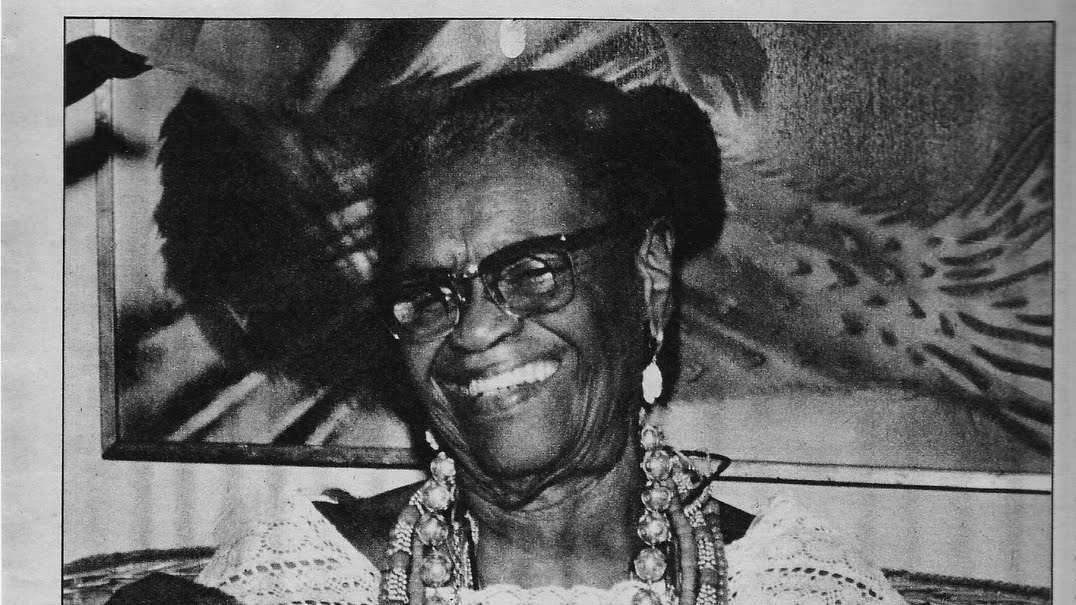 Mãe Menininha do Gantois é homenageada com poesia na Casa de Angola em Salvador.
