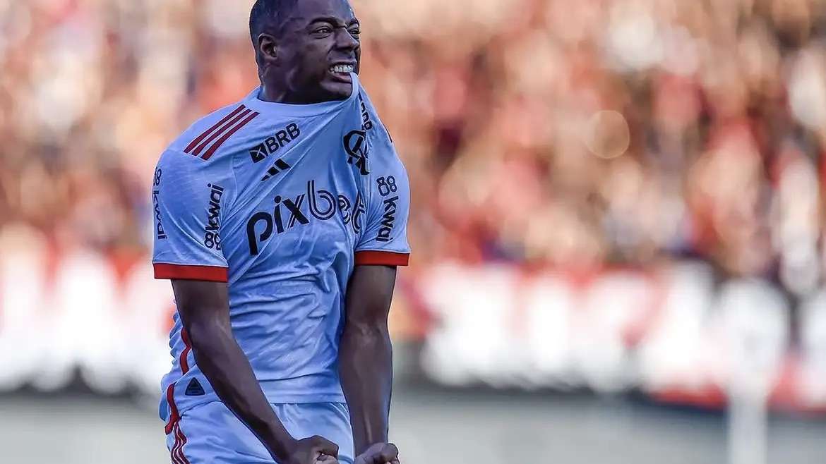 Flamengo vence Atlético-GO com polêmicas na estreia do Brasileirão
