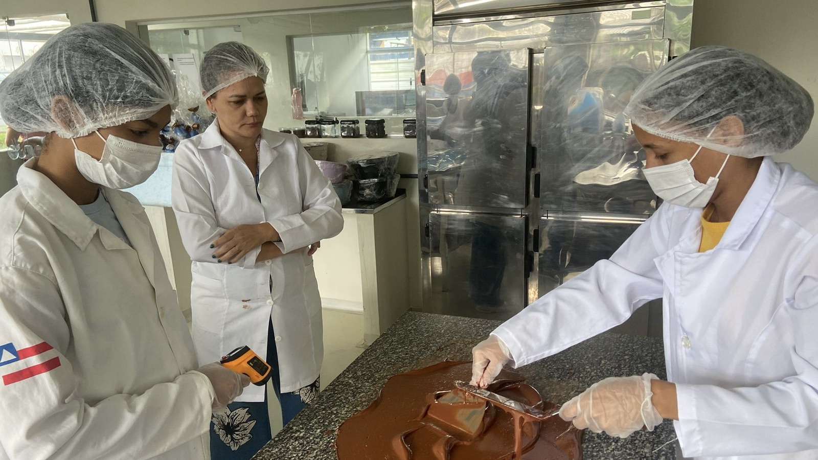 Embaixador de Camarões e diplomatas visitam colégios estaduais de Ilhéus para conhecer projetos de educação