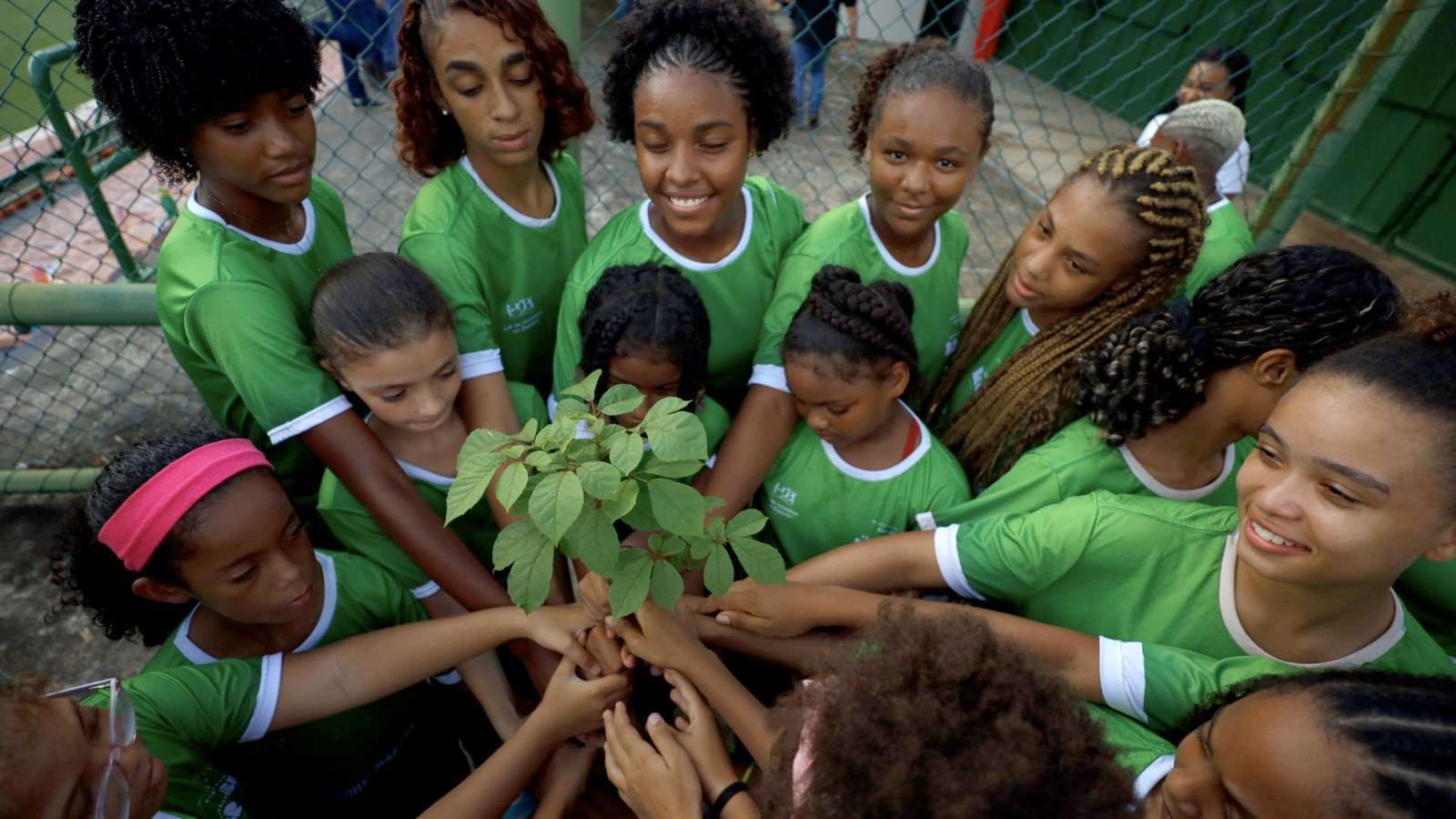 Time feminino de futebol da Sudesb planta mudas de árvores no Estádio de Pituaçu em ação pelo Dia Nacional da Conservação do Solo