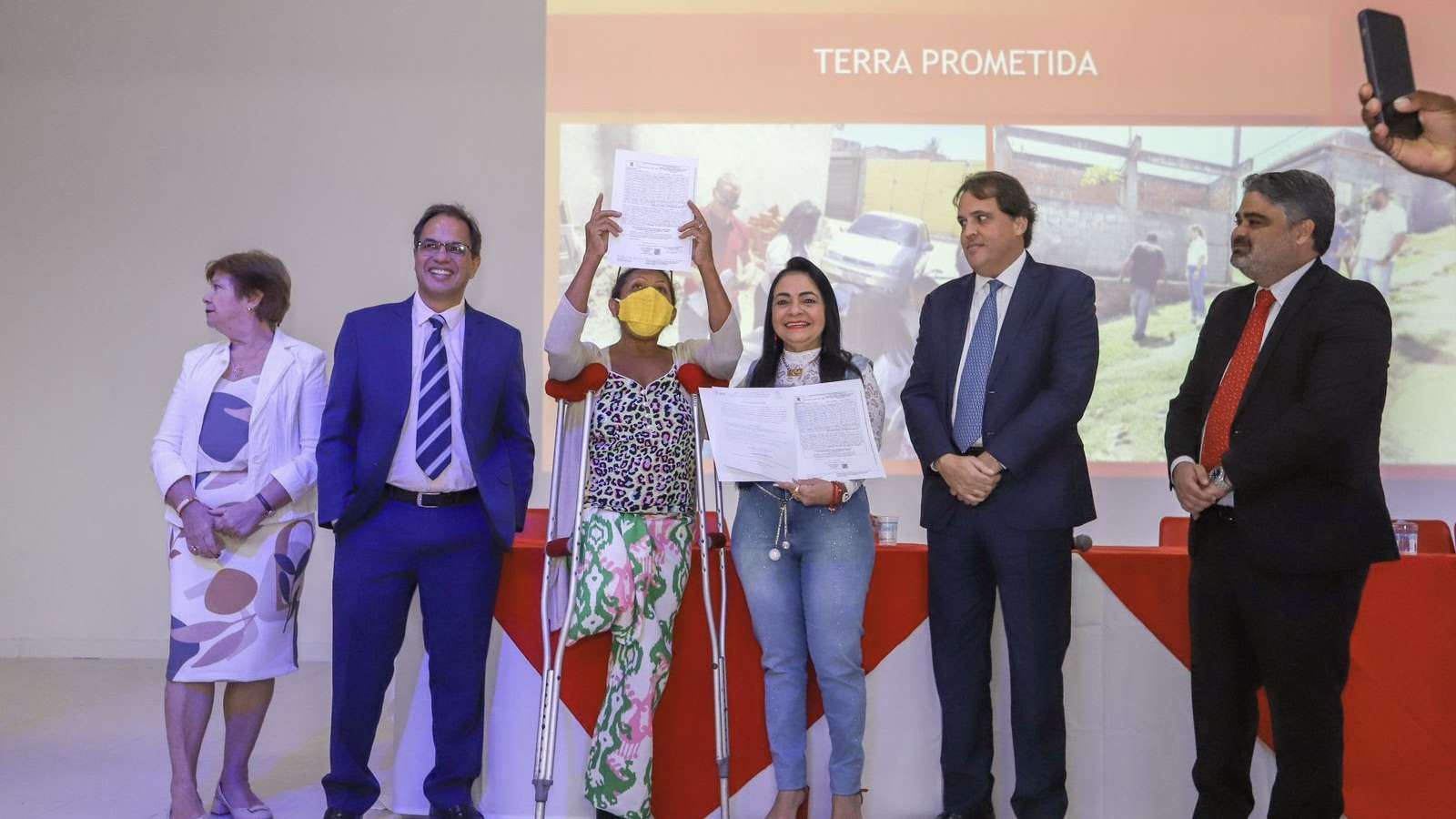 Favela lançamento do projeto entrega mais de 100 títulos de regularização de propriedade em Lauro de Freitas.