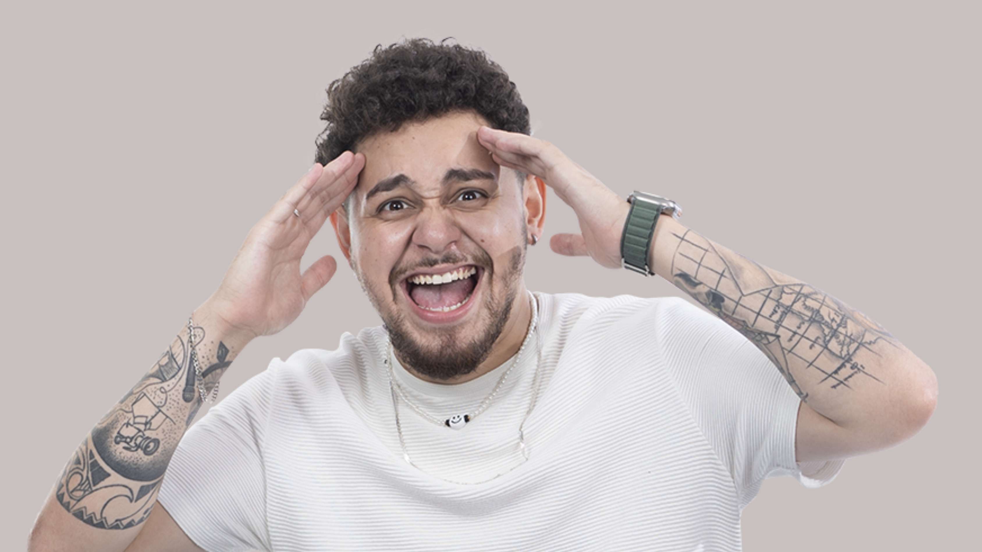 Gio Lisboa leva o humor nacional ao Teatro Jorge Amado com o espetáculo Medonho.