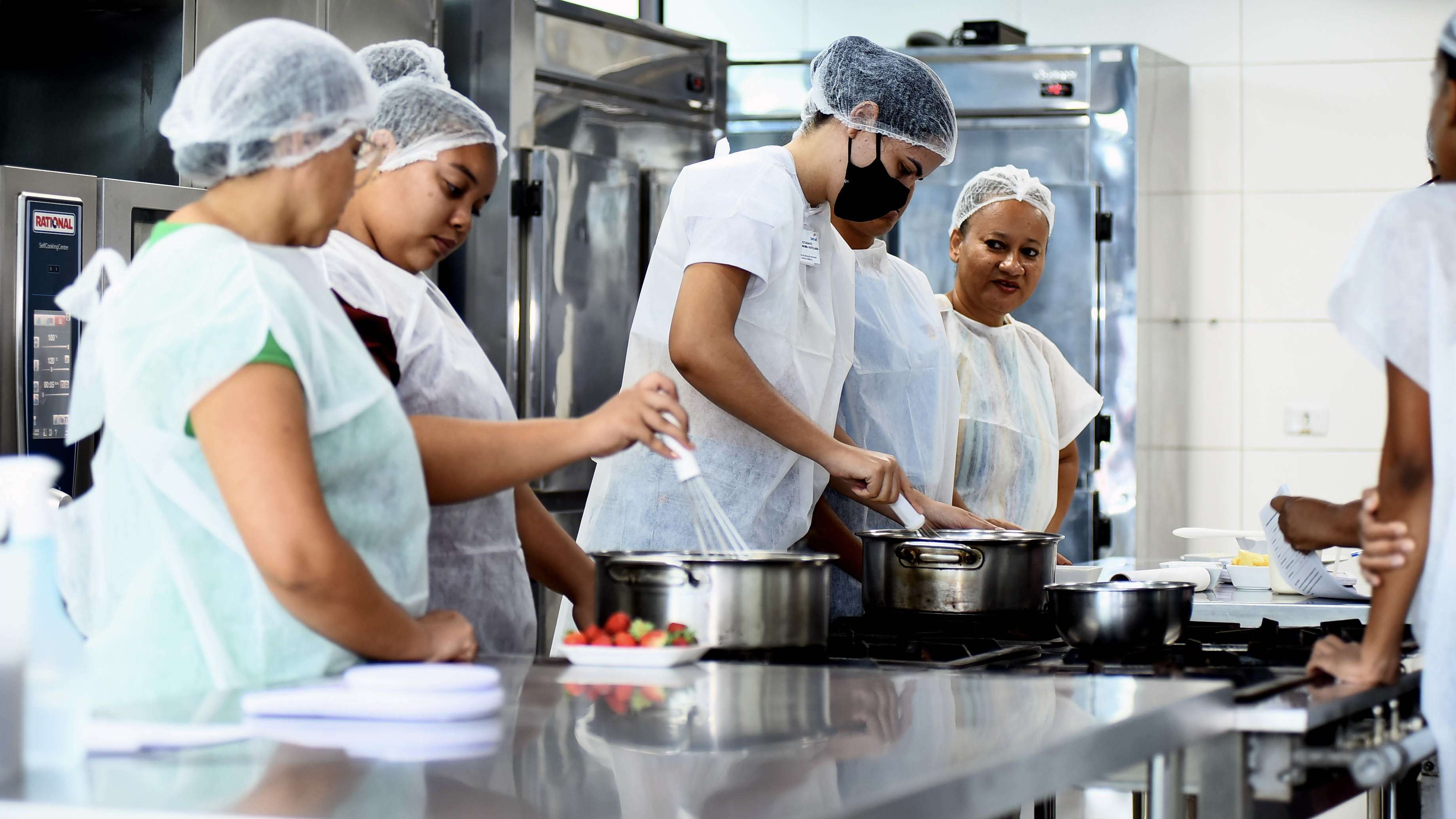 Curso gratuito de doces Finos capacita mulheres para geração de renda em Salvador