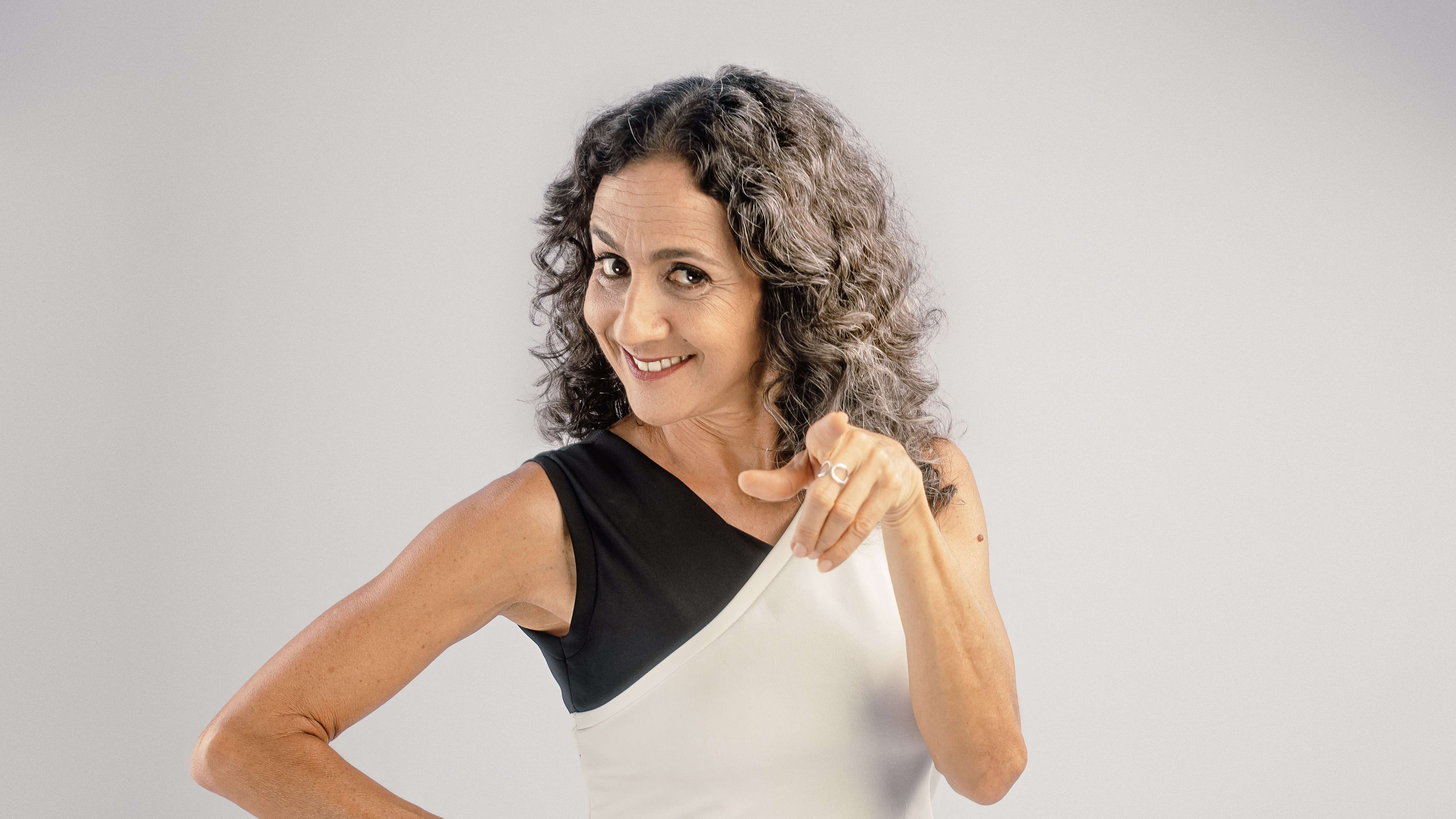 Espetáculo Maria AO VIVO! ou Mamãe tá aqui com Maria Menezes permanece em alta no Teatro Módulo