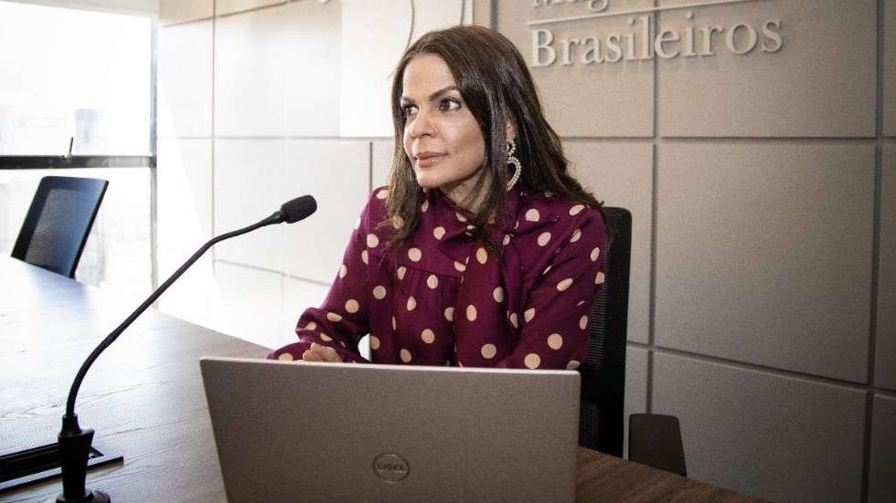 Juíza do TJBA recebe prêmio de melhor tese de 2023 em direito constitucional