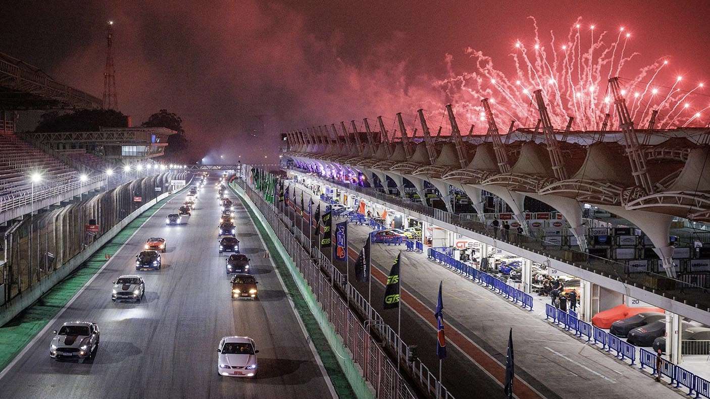 Ford celebra 60 anos do Mustang com desfile histórico em Interlagos.