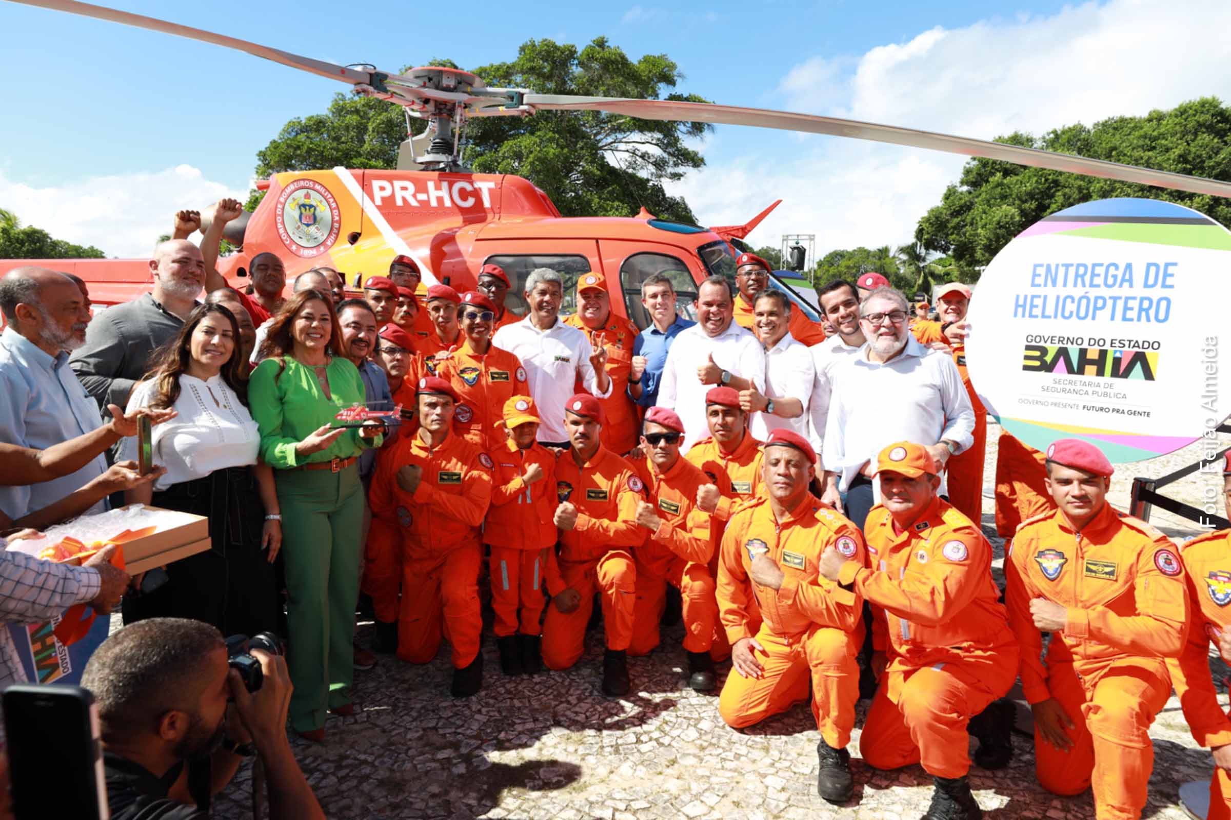Governador Jerônimo Rodrigues entrega helicóptero e drones para o Corpo de Bombeiros Militar da Bahia, fortalecendo suas operações.