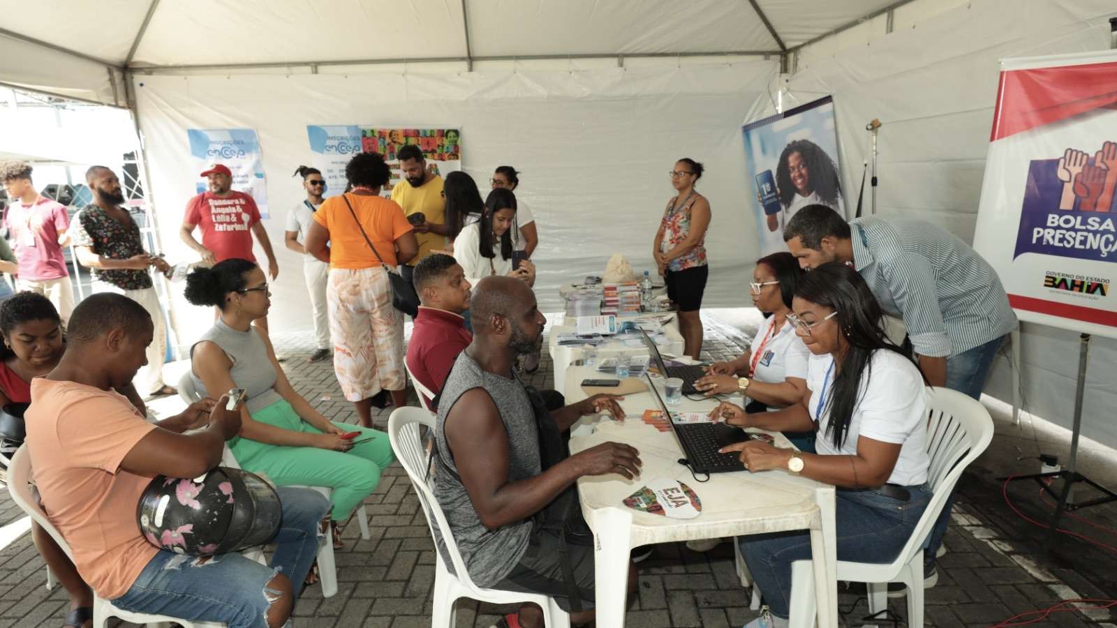 Governo da Bahia promove ações educacionais em evento do dia do trabalhador.