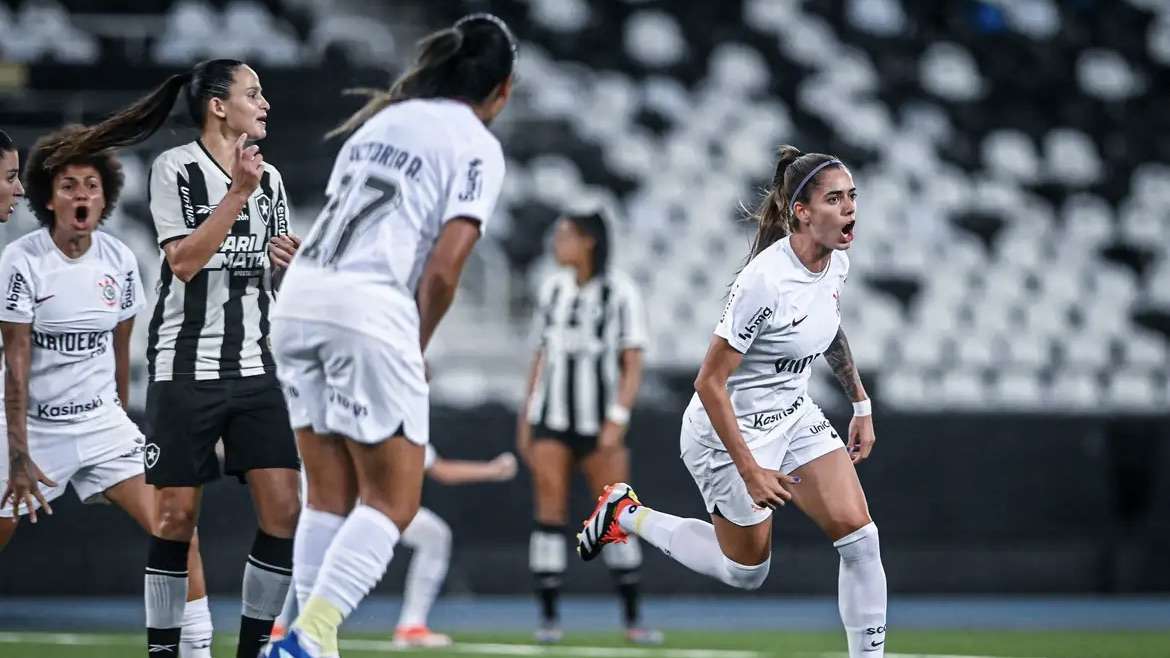 Corinthians vence botafogo e segue na liderança do brasileiro feminino