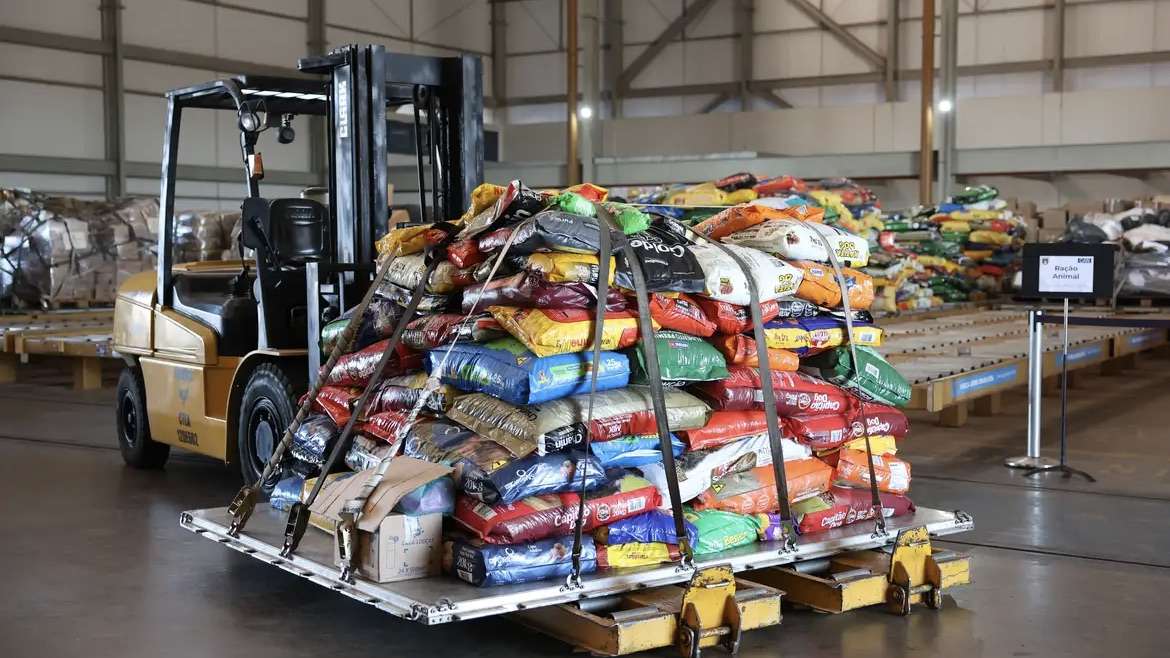 FAB transporta 20 toneladas de ração para animais no Rio Grande do Sul.