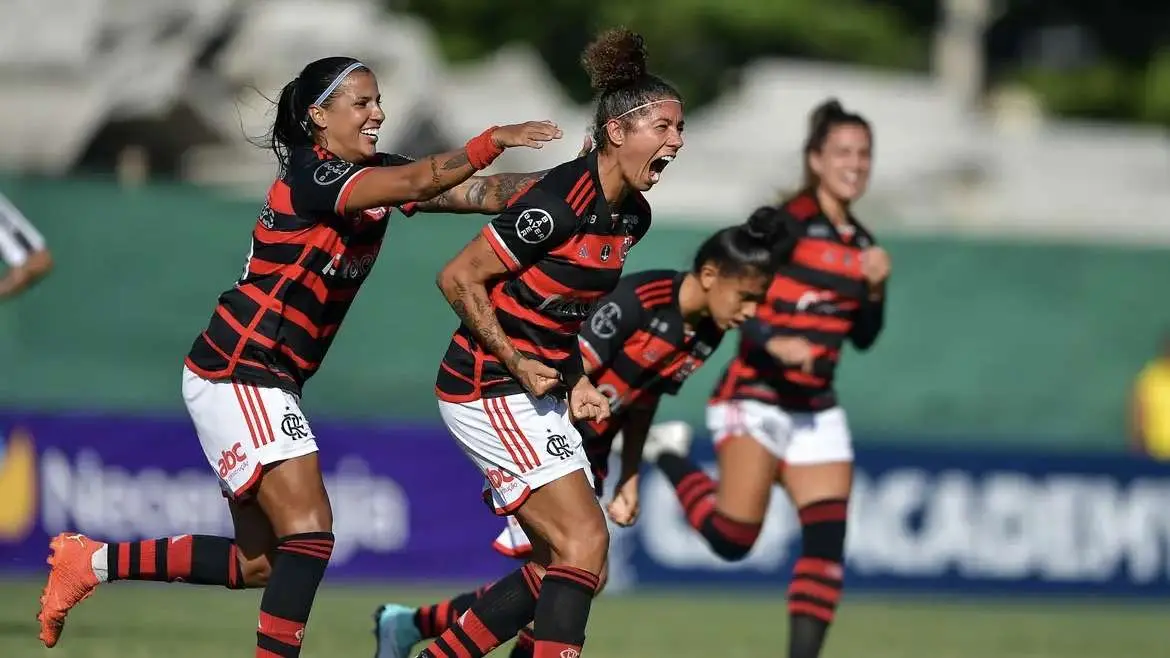 Flamengo goleia Santos por 7 a 0 no brasileiro feminino.
