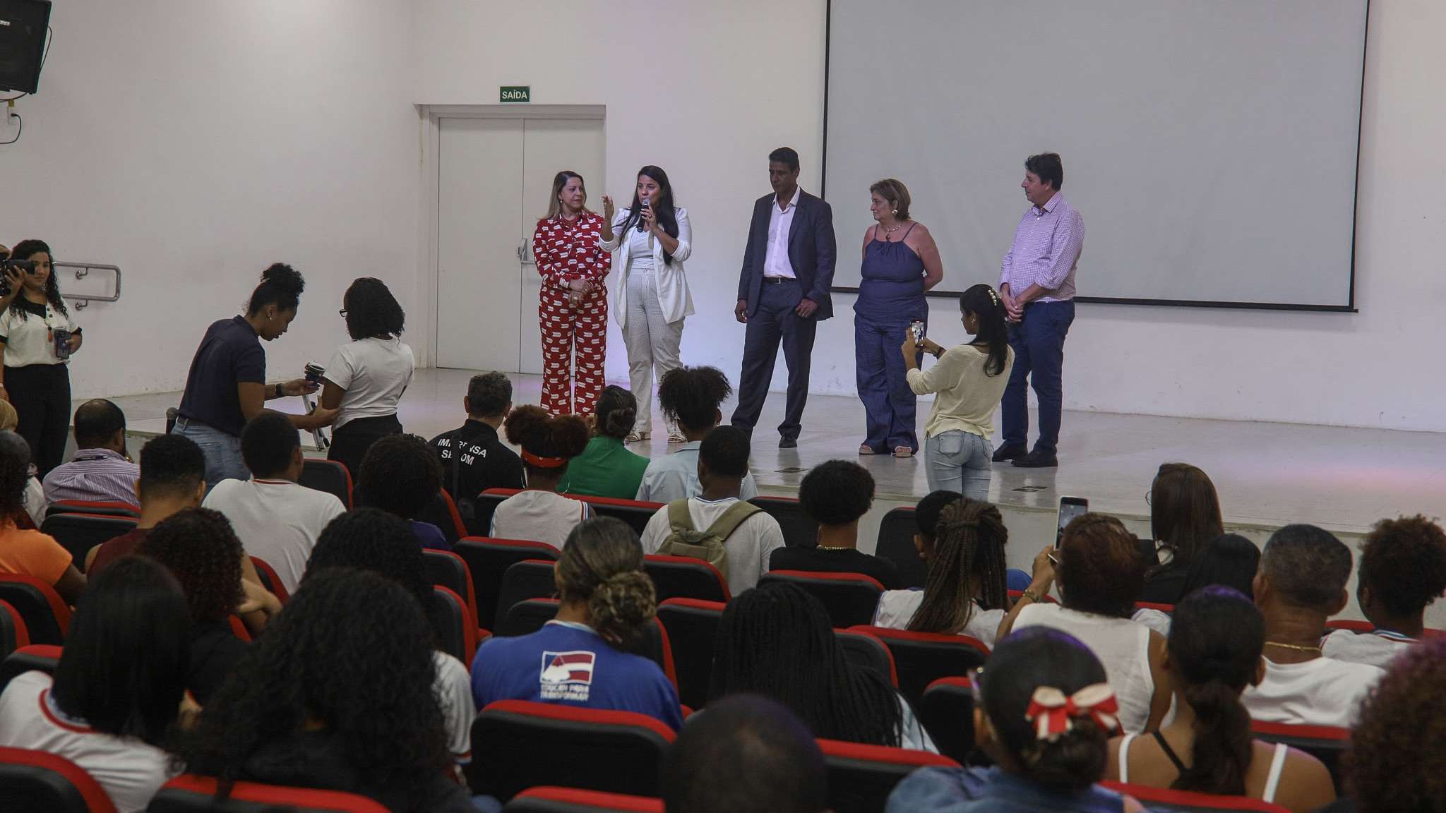 Presidente do TJBA incentiva estudantes em visita a colégio estadual em Salvador.