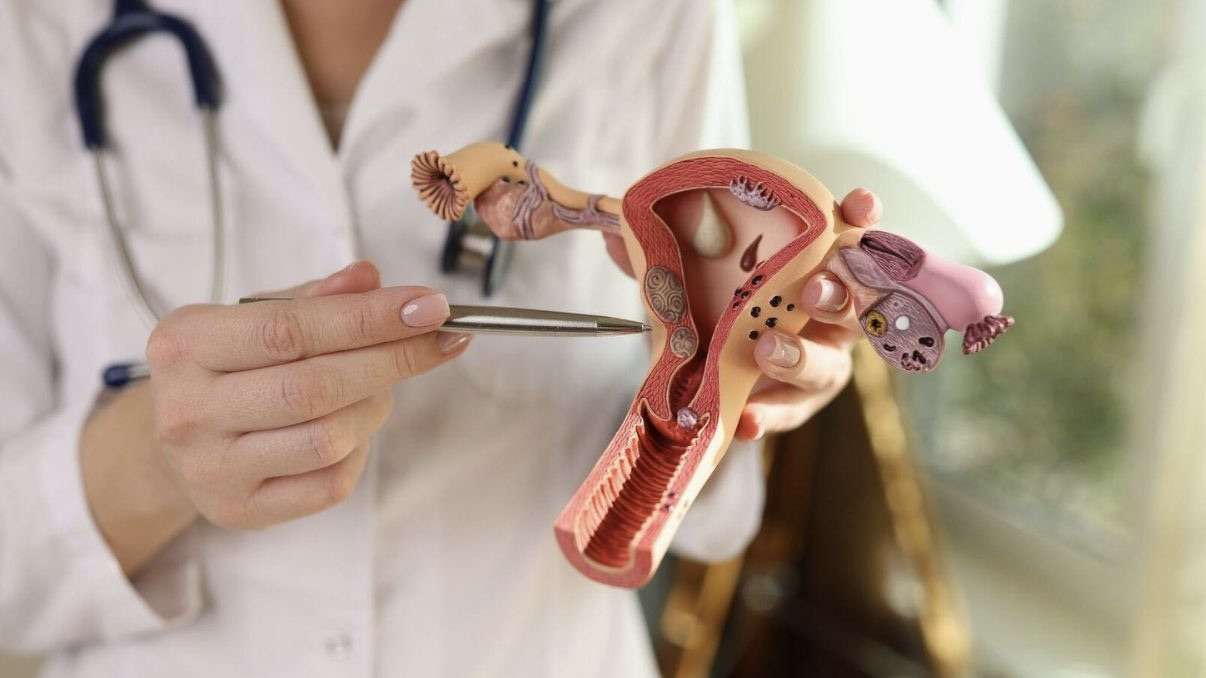 Endometriose afeta 60% das mulheres inférteis na Bahia e se torna condição dolorosa e invisível.