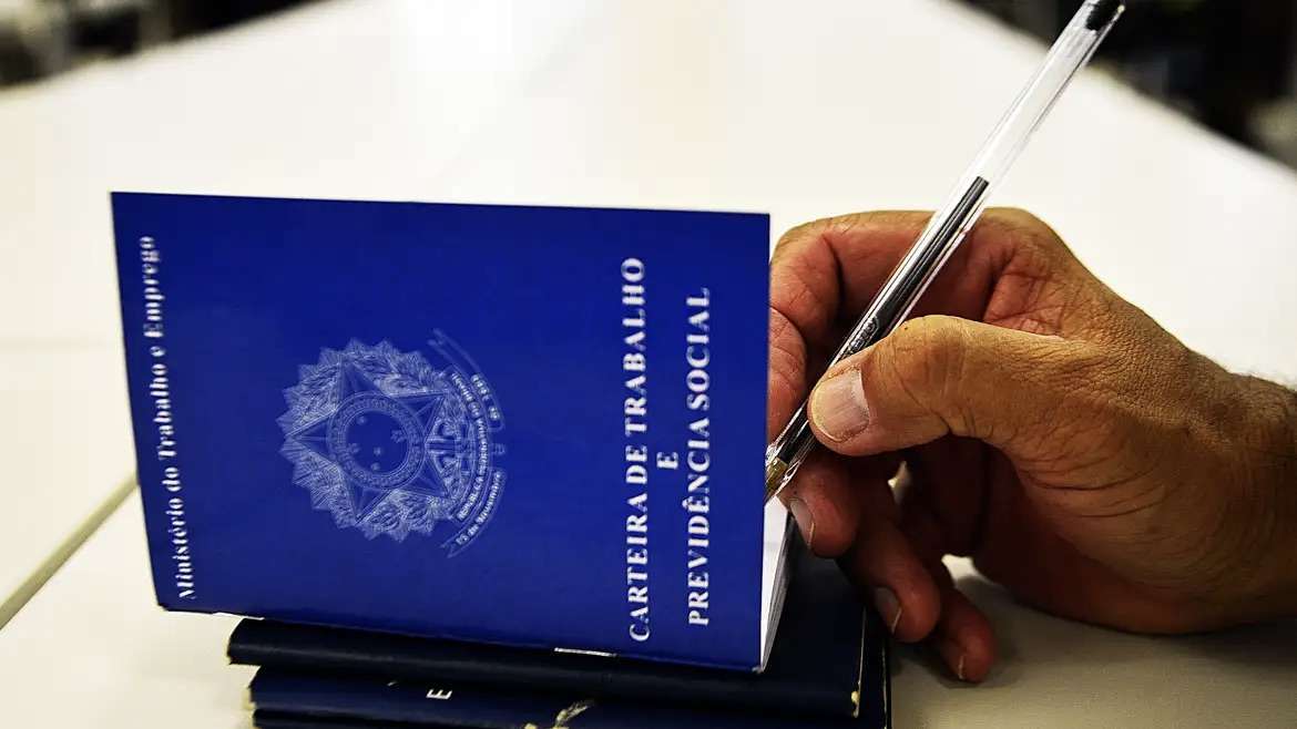 Taxa de desemprego fica em 7,9%; índice é o menor em 10 anos