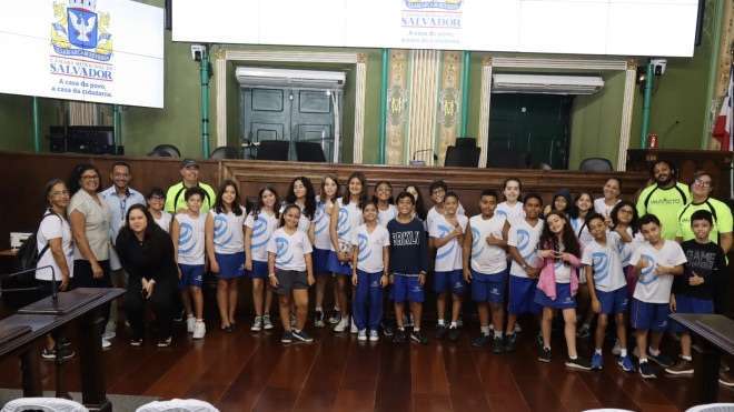 Alunos da escola criação exploram história da Câmara Municipal de Salvador em tour educativo