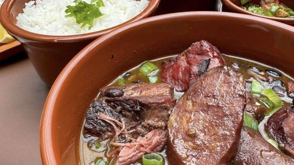 Tradição matinal feijoada completa no Maria Mata Mouro.